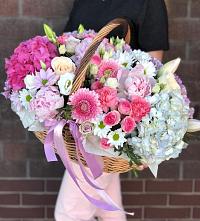 Цветочная композиция из Розы, Хризантемы, Пионы и Лизиантусы в корзине в Красной Горбатке